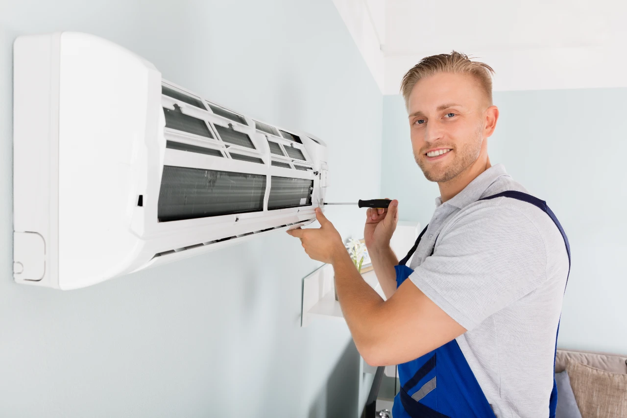 Man installeert airco 3 Airco installeren